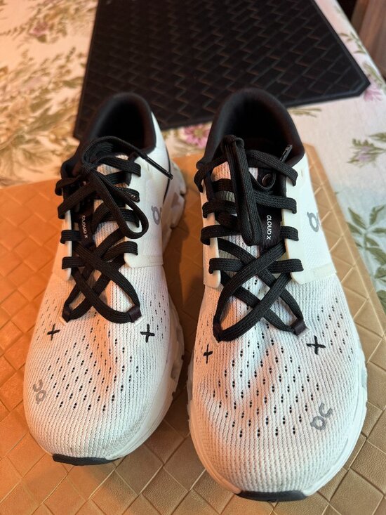 On Shoes - Women's On Cloud X 4  Low Top Lace-Up Mesh Sneaker  White/Black Size 8